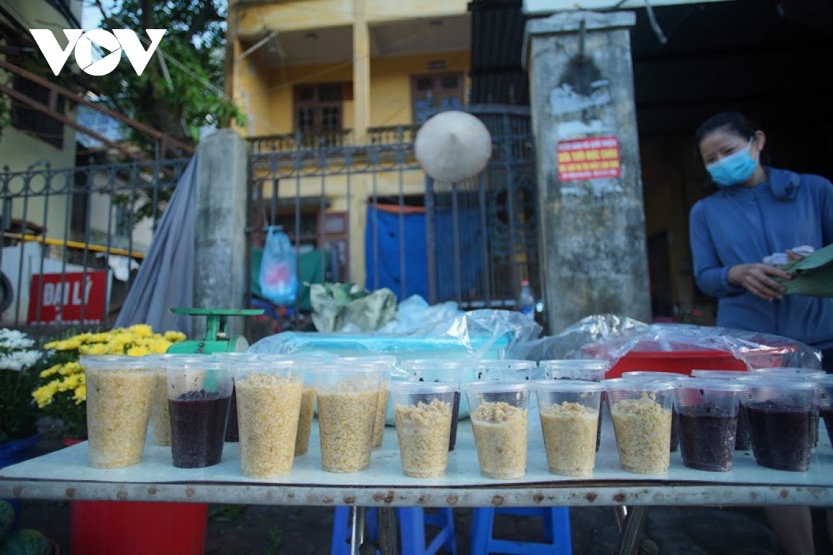 nguoi ha noi di cho som mua ruou nep, banh tro trong tet Doan ngo hinh anh 8