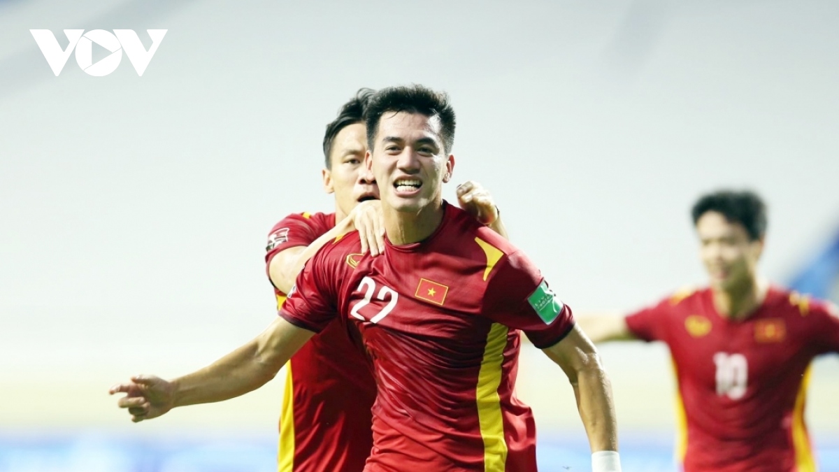 du am viet nam 2-1 malaysia ky tich thuong chau va suc bat o al maktoum hinh anh 3