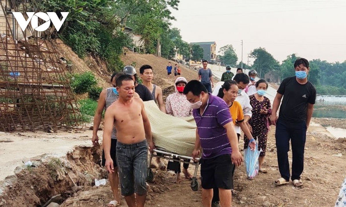 mot phu nu tu vong do duoi nuoc khi cuu con hinh anh 1