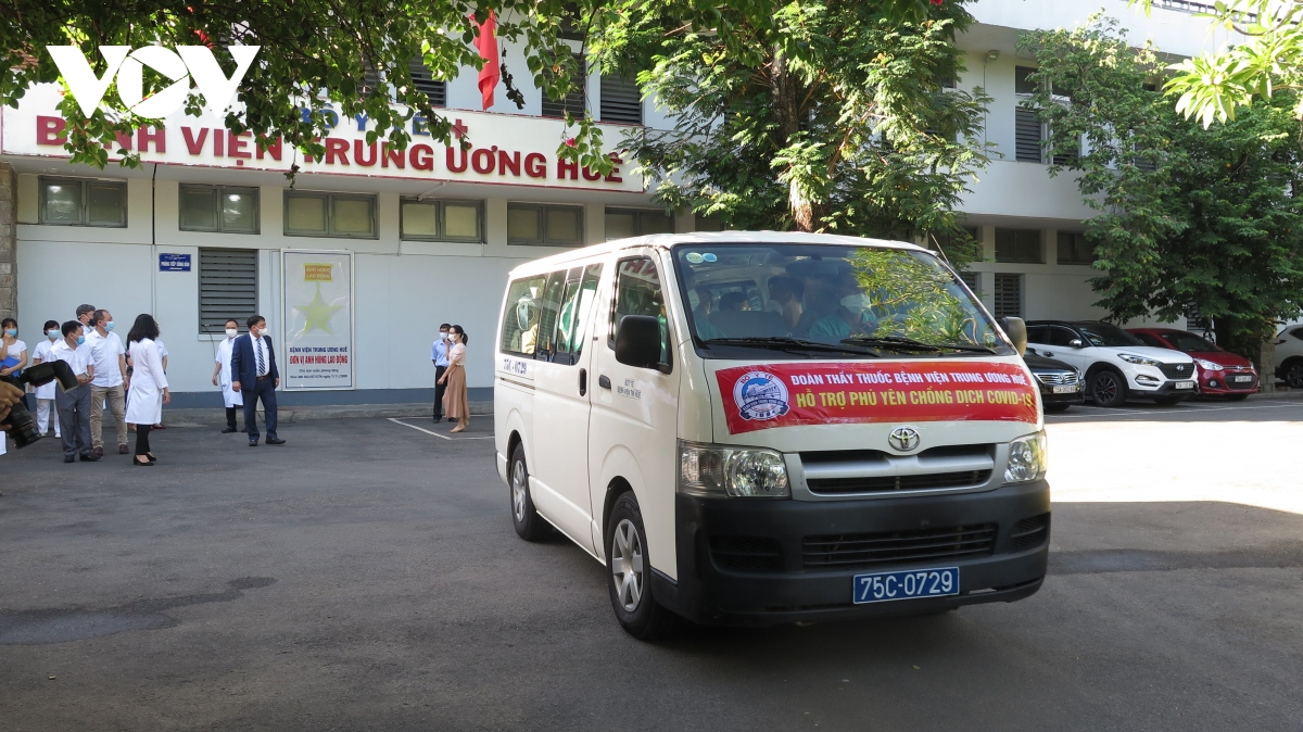 cac bac si benh vien trung uong hue vao phu yen ho tro chong dich covid-19 hinh anh 2