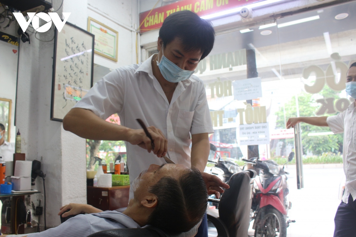 nguoi dan ha noi phan khoi mo lai quan an, tiem lam toc hinh anh 4