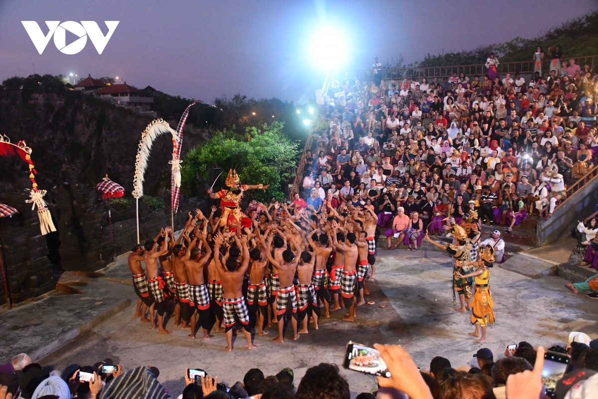 kecak - vu dieu lua doc dao duoi anh hoang hon dao bali hinh anh 10