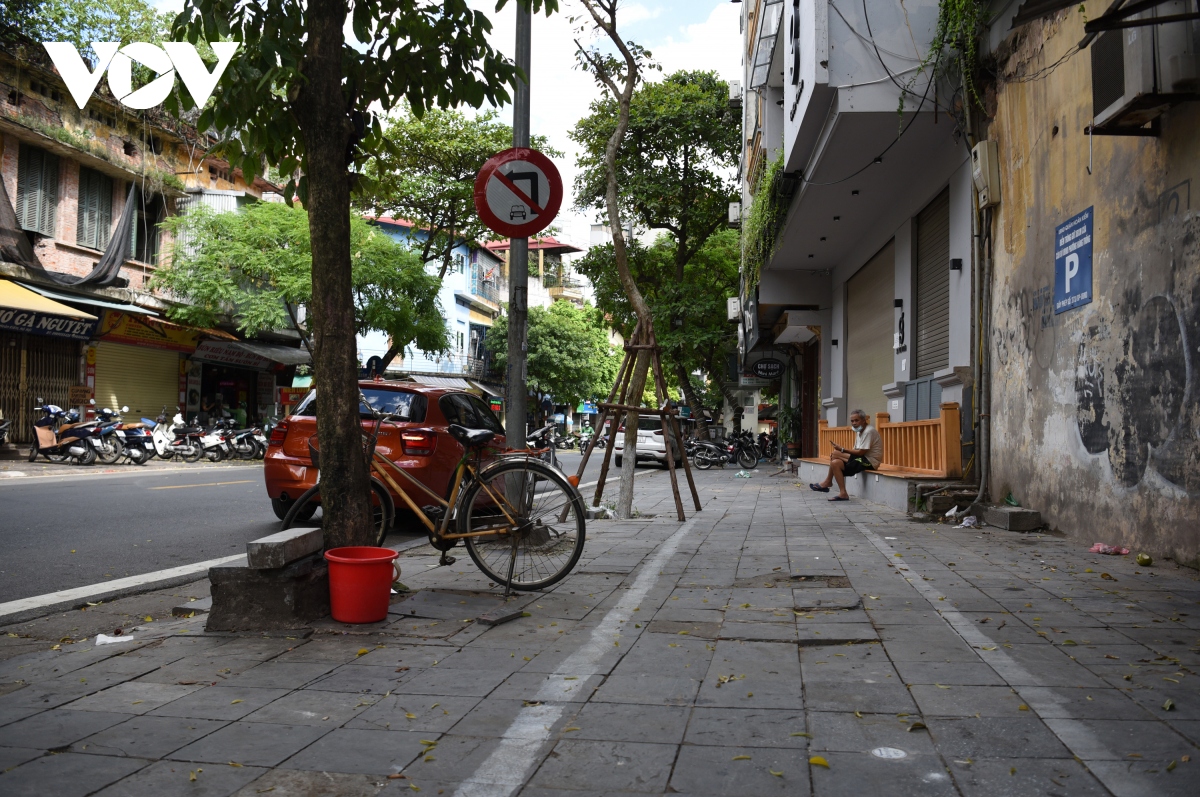 covid-19 lam...lo via he ha noi lat da tu nhien vo nat, sut lun hinh anh 2