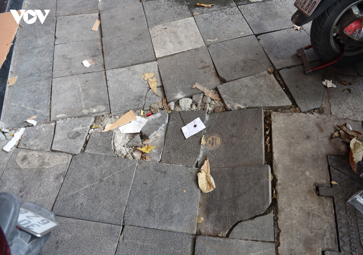 covid-19 lam...lo via he ha noi lat da tu nhien vo nat, sut lun hinh anh 11