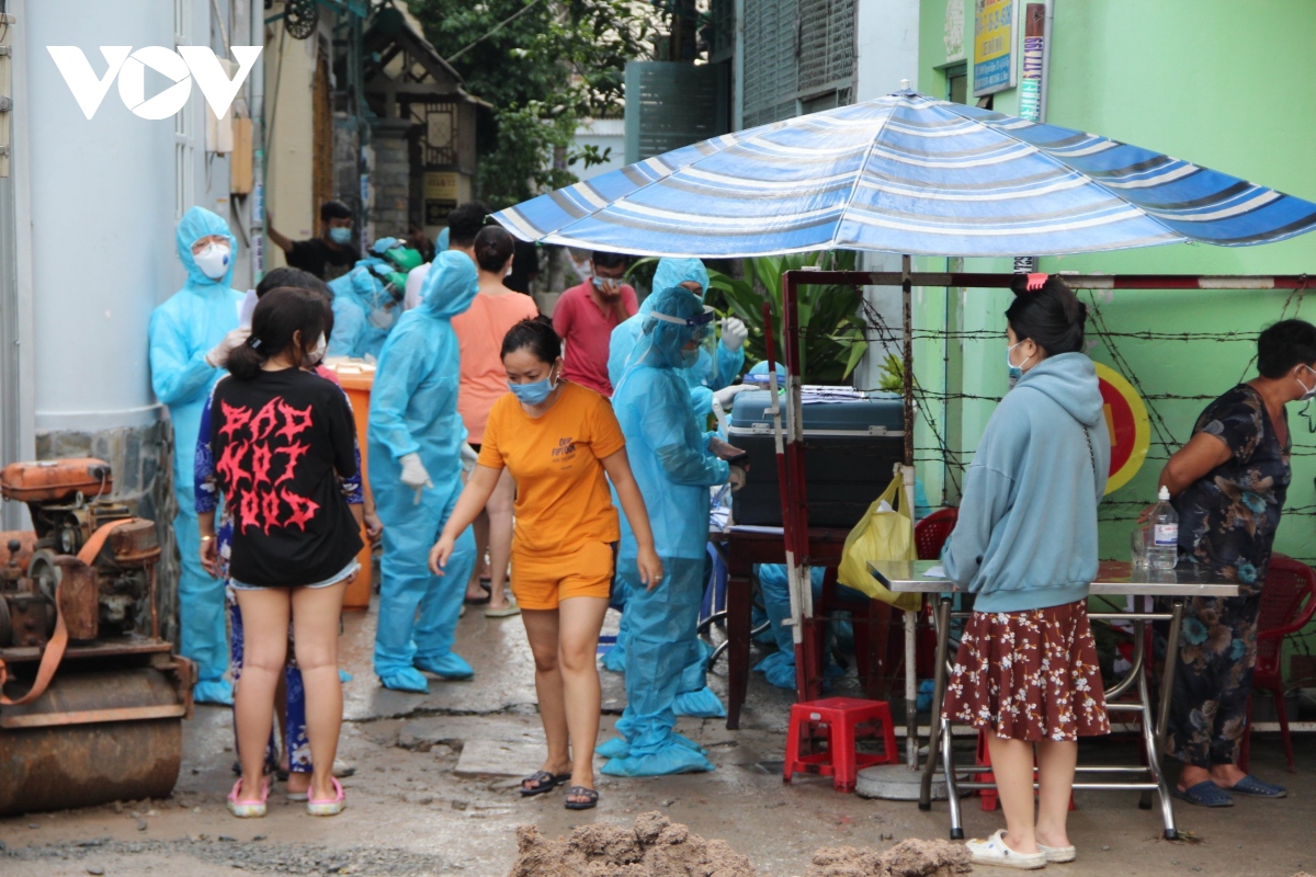 Dang gian cach xa hoi van ru ban den nhau, 6 nguoi deu duong tinh sars-cov-2 hinh anh 1