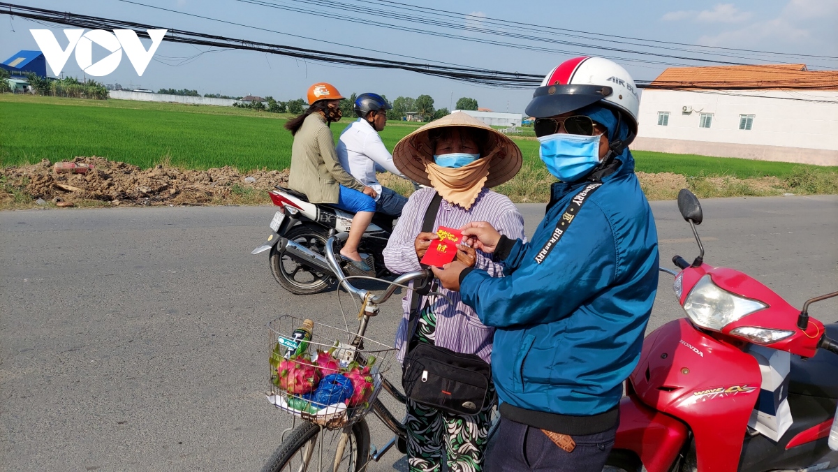 khi anh duy loa vao xom, dong hanh chong dich covid-19 cung dan ngheo long an hinh anh 2