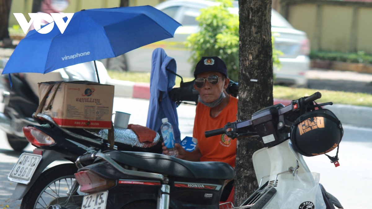 nguoi dan chat vat muu sinh duoi nang nong hon 40 do c tai ha noi hinh anh 16