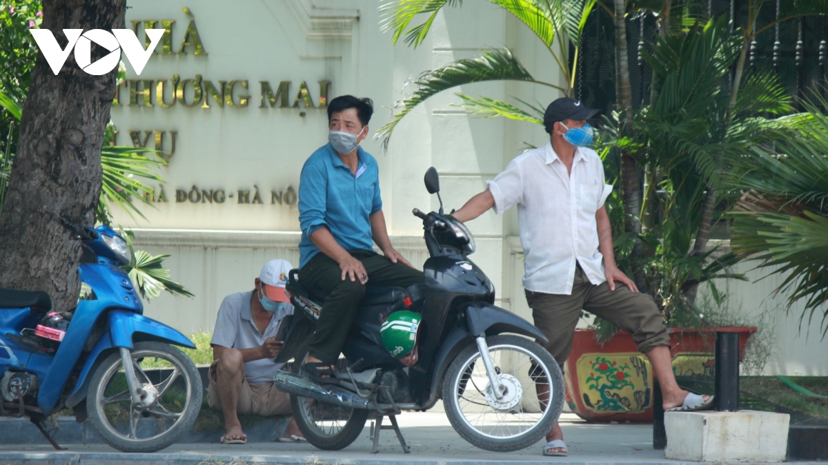 nguoi dan chat vat muu sinh duoi nang nong hon 40 do c tai ha noi hinh anh 14