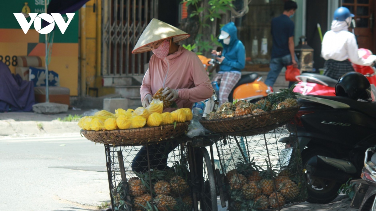 nguoi dan chat vat muu sinh duoi nang nong hon 40 do c tai ha noi hinh anh 2