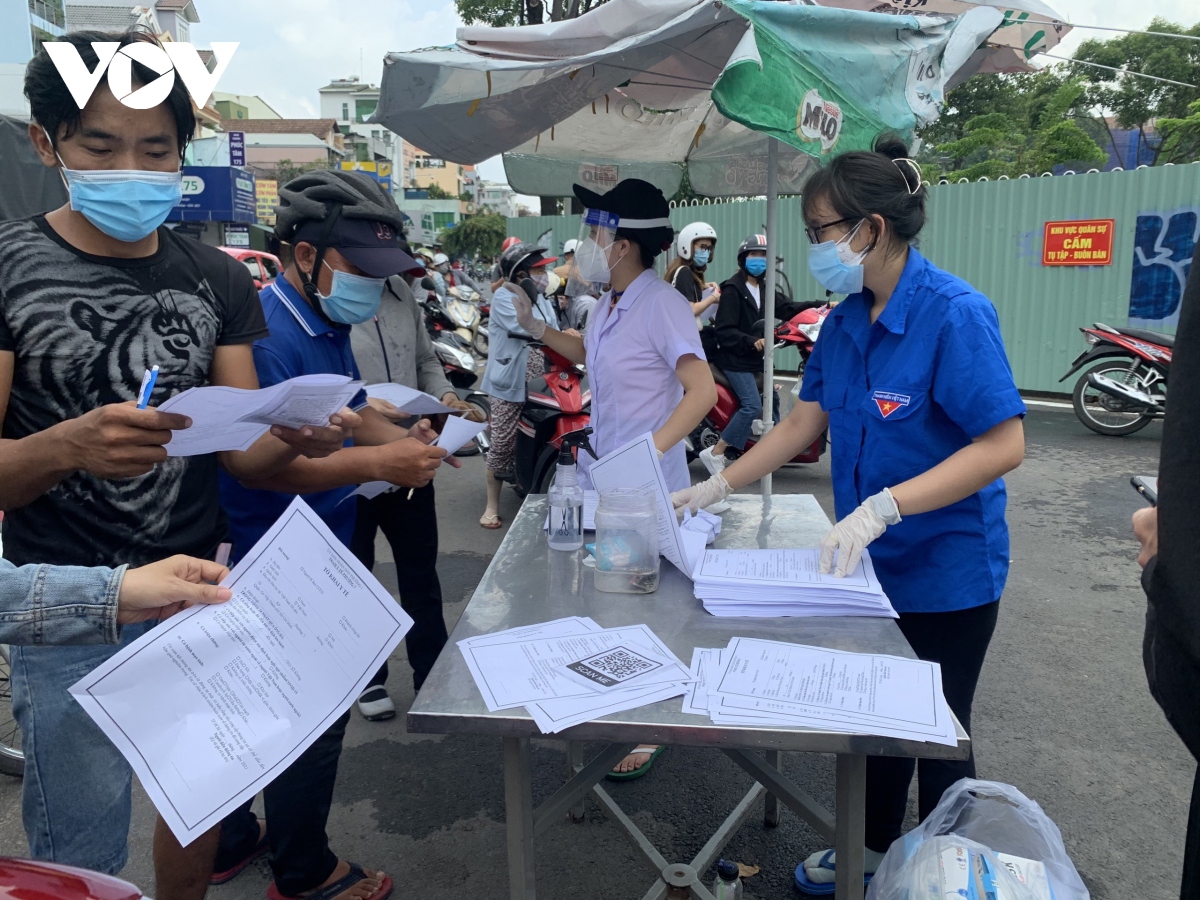 tp.hcm trrien khai quy trinh khai bao y te dien tu cho nguoi ra vao quan go vap hinh anh 1