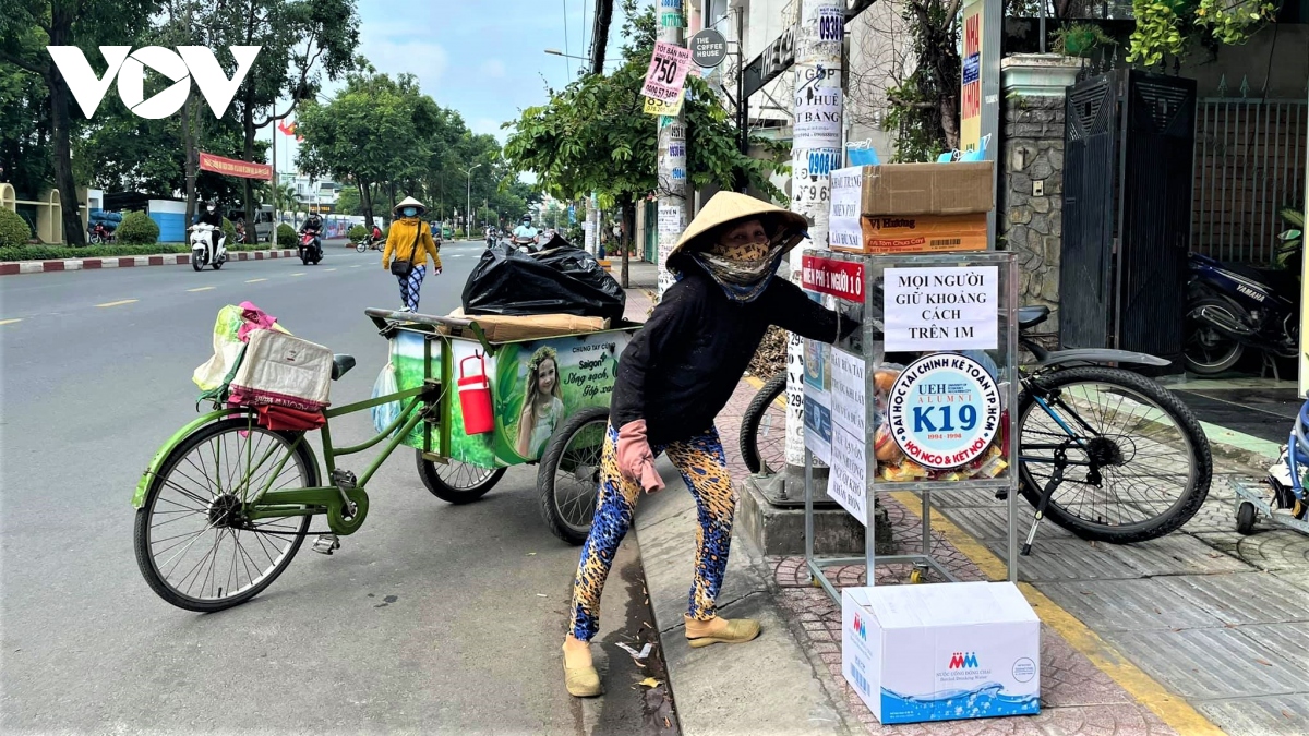 nguoi dan tp.hcm trao nhau nhung suat an nghia tinh giua tam dich hinh anh 6