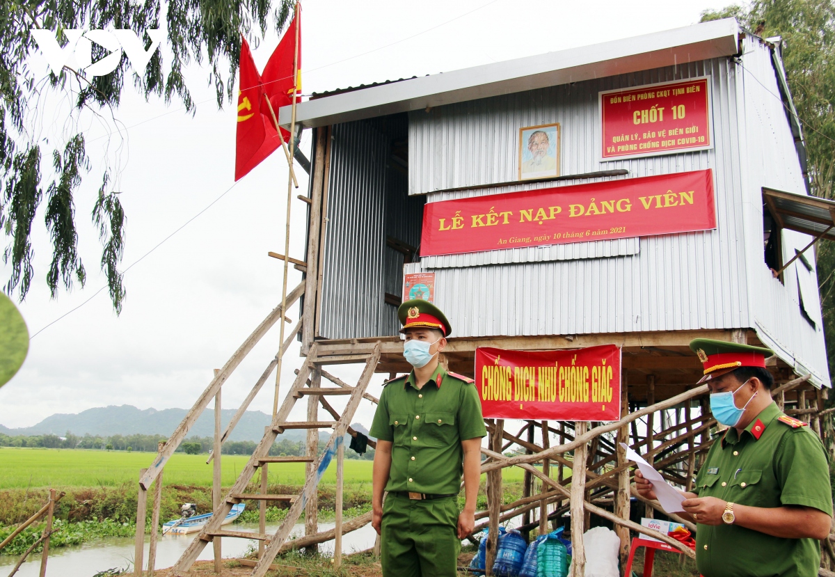 xuc dong le nhan quyet dinh thang quan ham va ket nap Dang ngay tai chot phong, chong dich hinh anh 3