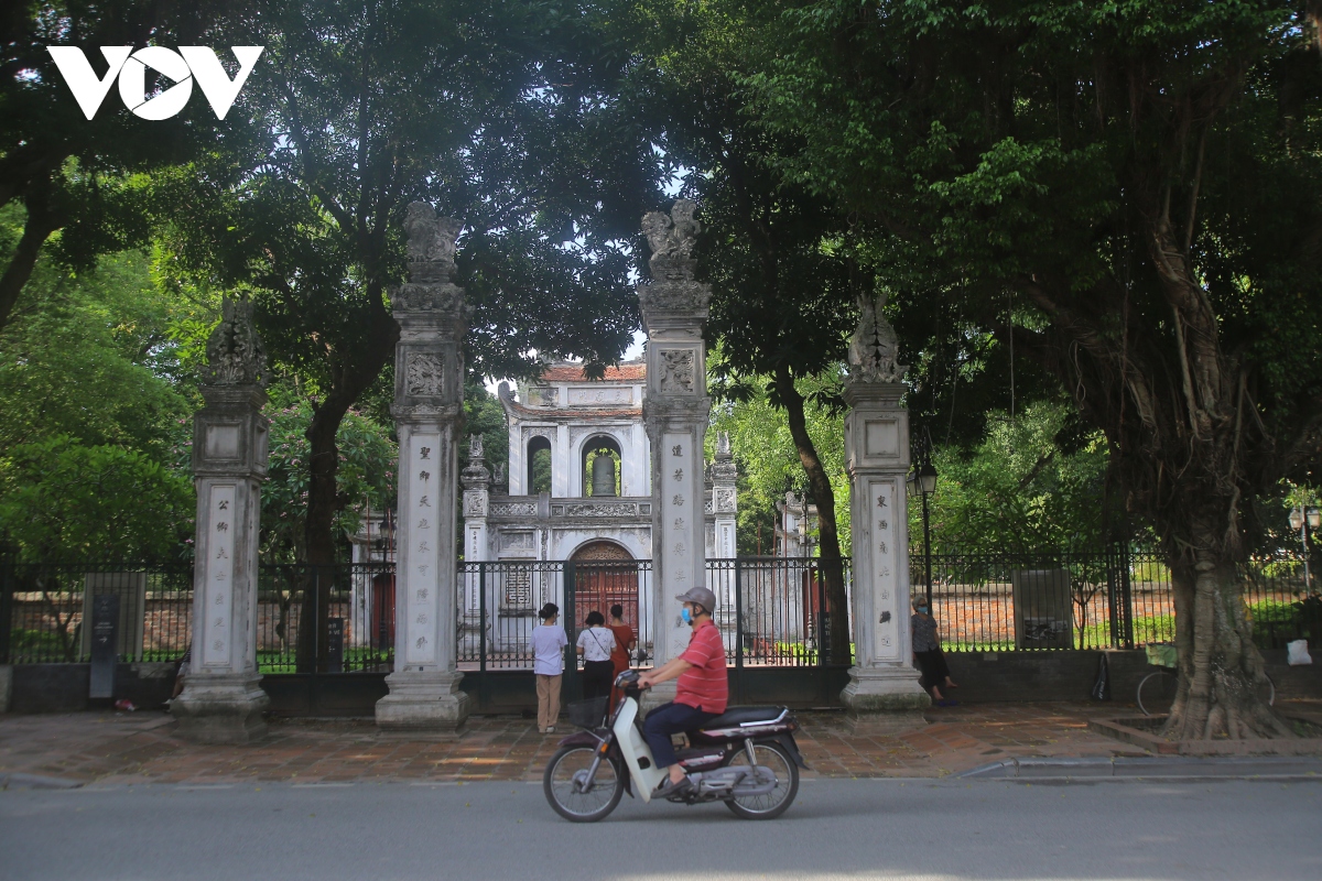 thi sinh ha noi den van mieu vai vong cau may truoc ngay thi vao lop 10 hinh anh 1