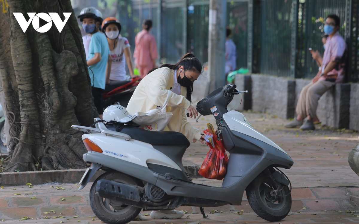 thi sinh ha noi den van mieu vai vong cau may truoc ngay thi vao lop 10 hinh anh 7