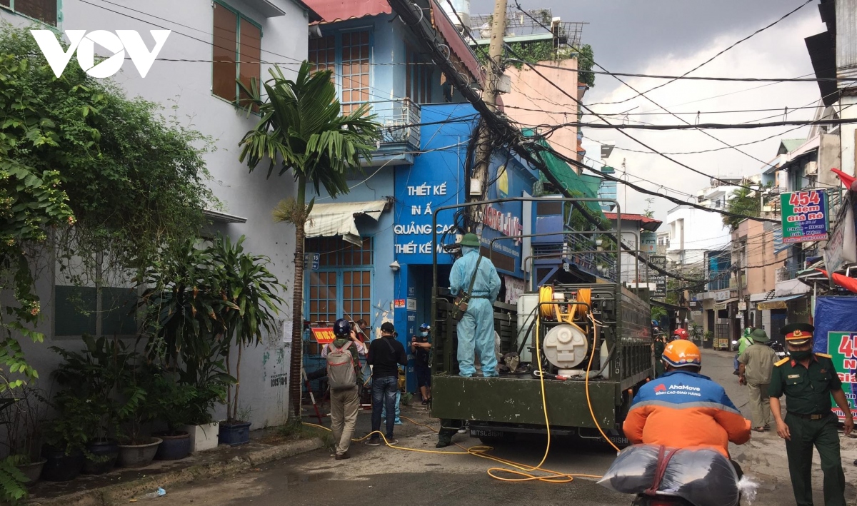 xe dac chung phun tieu doc khu trung cho diem nong covid-19 tai go vap hinh anh 10