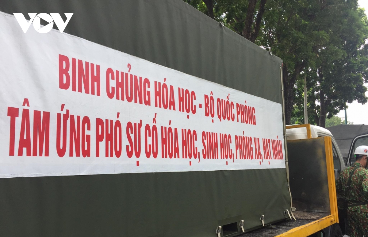 xe dac chung phun tieu doc khu trung cho diem nong covid-19 tai go vap hinh anh 2