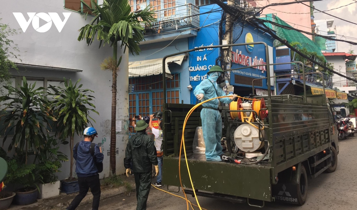xe dac chung phun tieu doc khu trung cho diem nong covid-19 tai go vap hinh anh 8