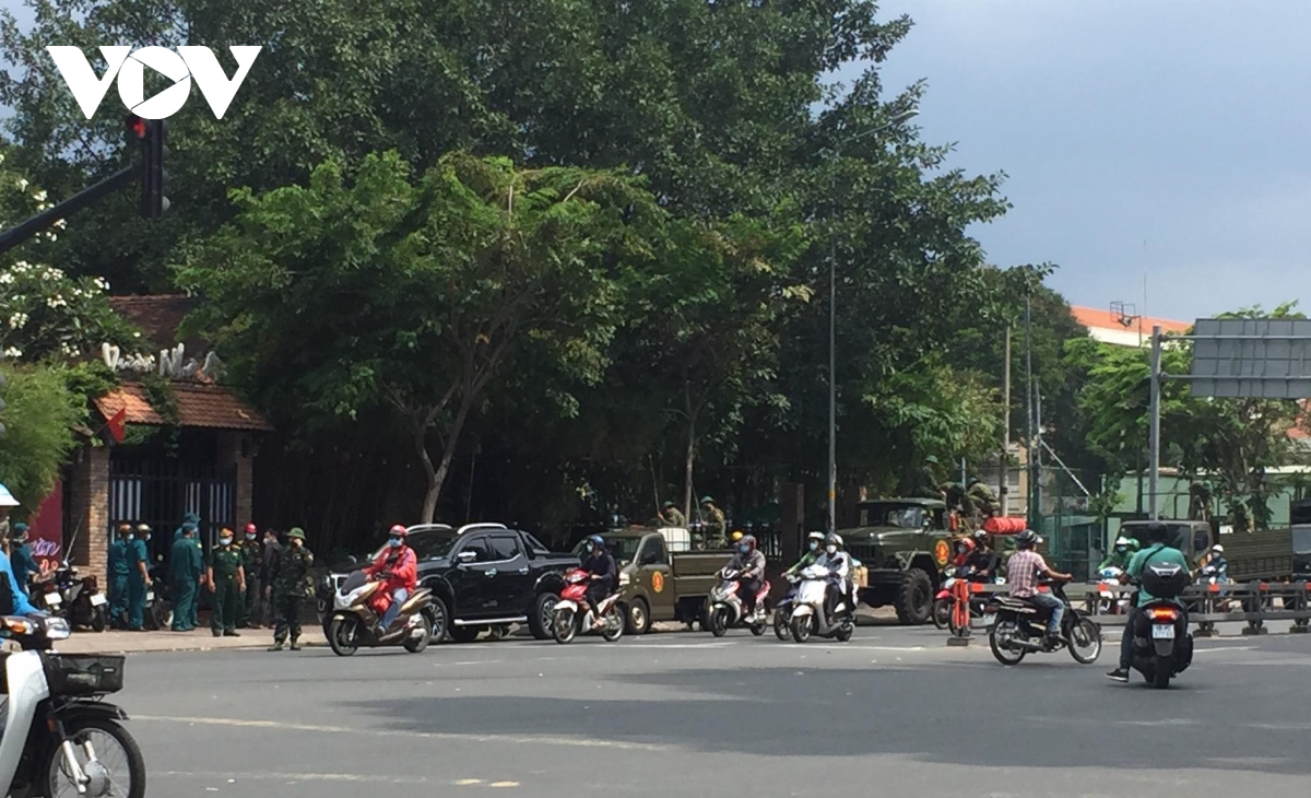 xe dac chung phun tieu doc khu trung cho diem nong covid-19 tai go vap hinh anh 9
