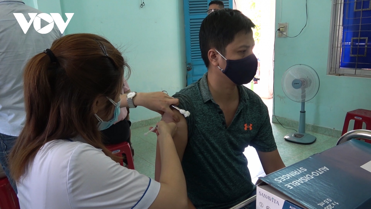 quang nam danh vaccine cho luc luong lam viec trong cac co so cach ly thu phi hinh anh 1