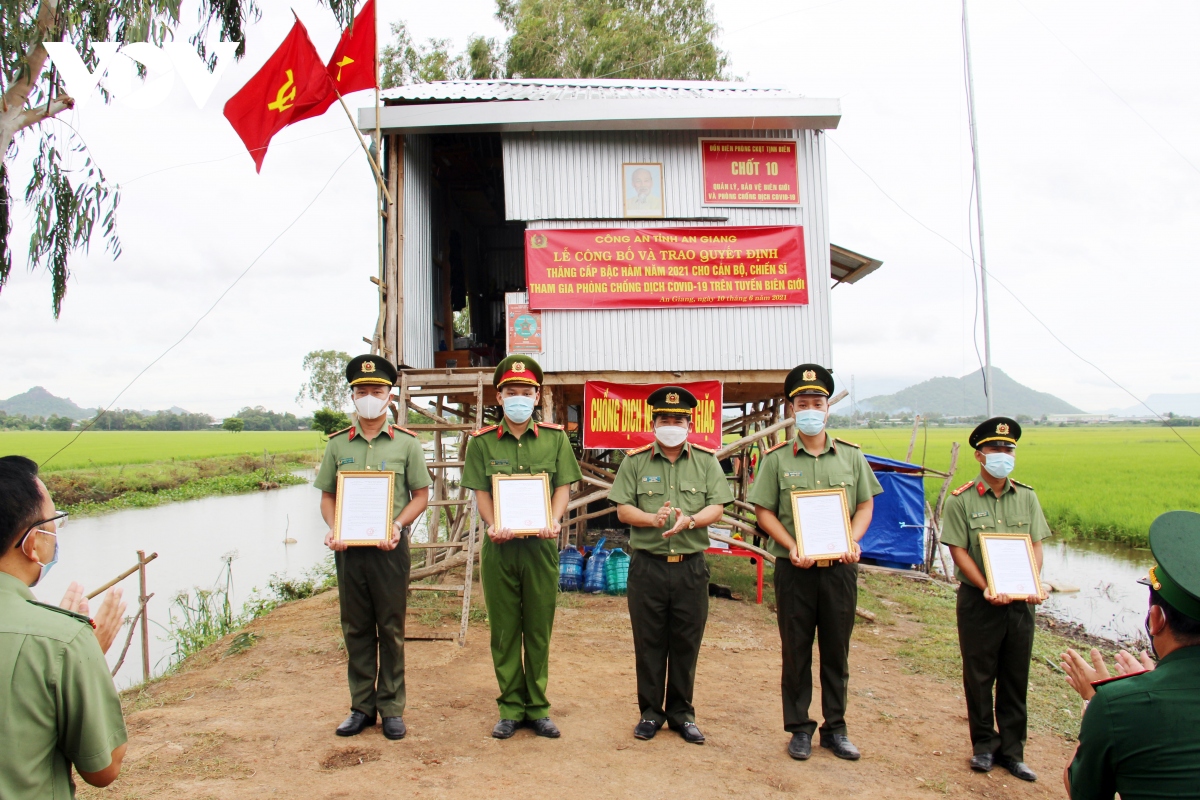 xuc dong le nhan quyet dinh thang quan ham va ket nap Dang ngay tai chot phong, chong dich hinh anh 2