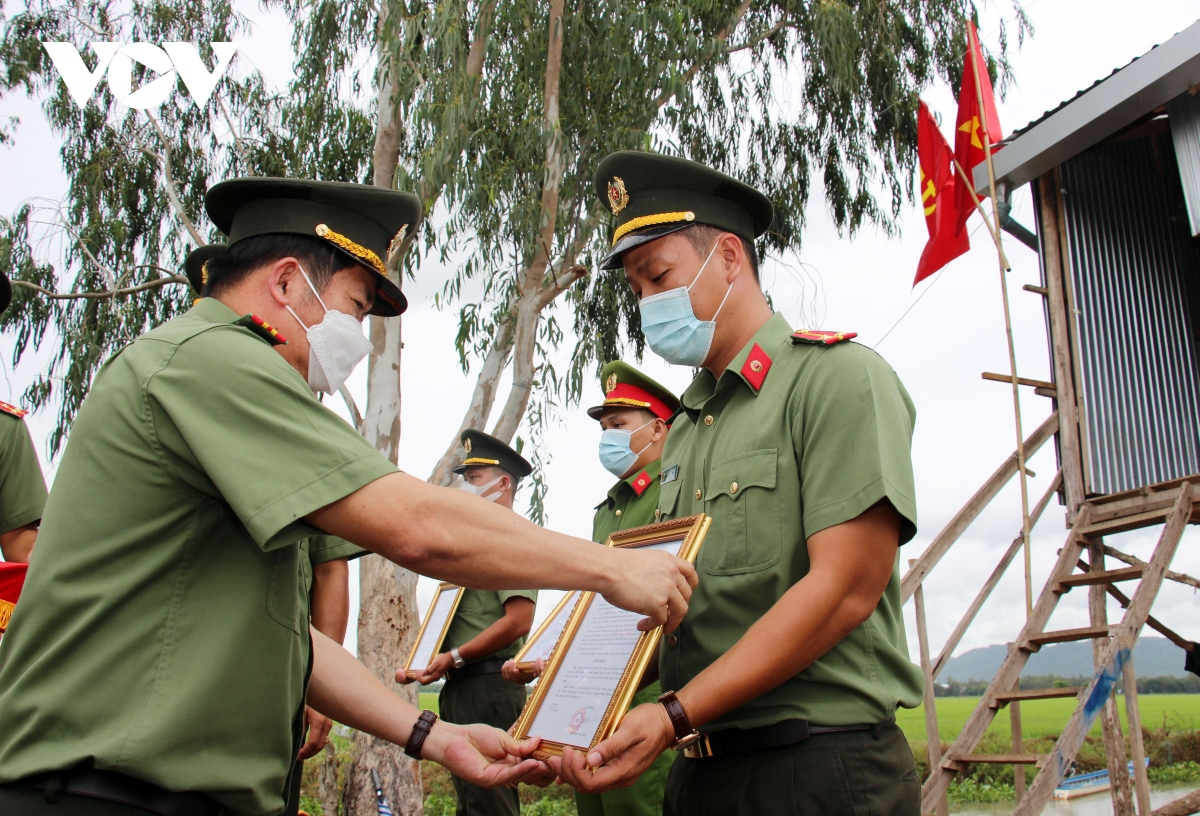 xuc dong le nhan quyet dinh thang quan ham va ket nap Dang ngay tai chot phong, chong dich hinh anh 1