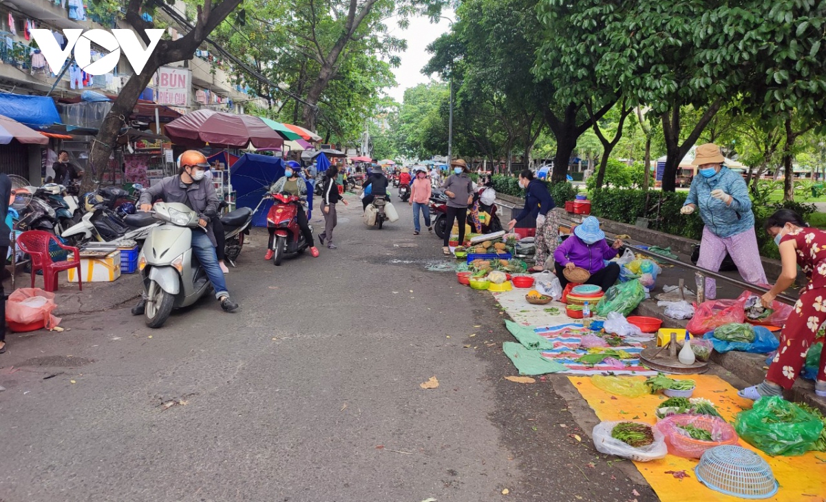 TP.HCM dừng chợ tự phát, cấm tụ tập quá 3 người nơi công cộng