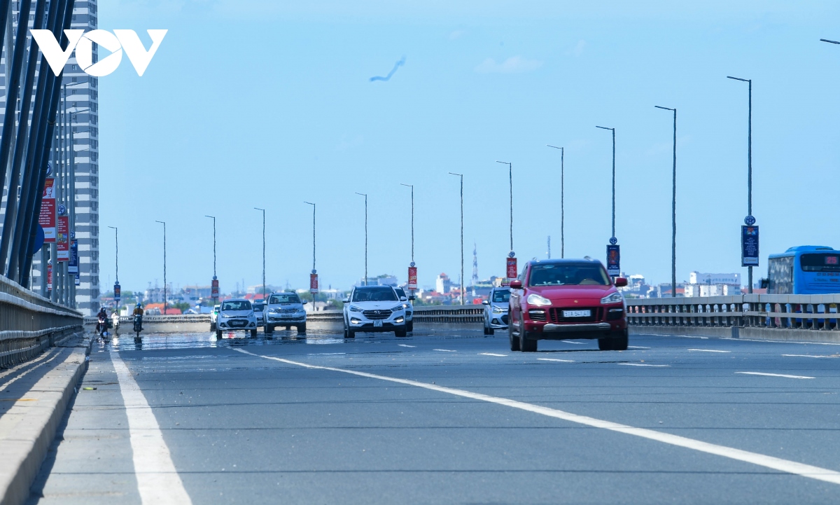 nhiet do mat duong co noi hon 50 do c, pho phuong ha noi vang hoe hinh anh 2