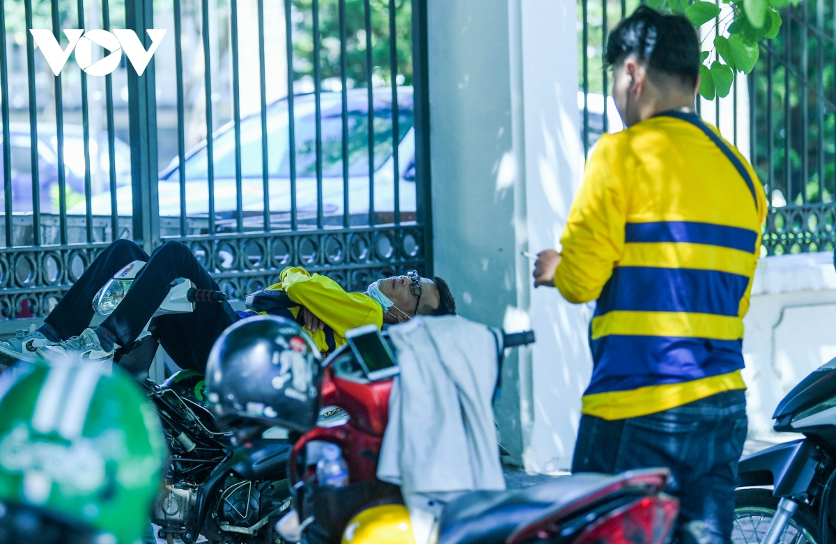 nhiet do mat duong co noi hon 50 do c, pho phuong ha noi vang hoe hinh anh 11