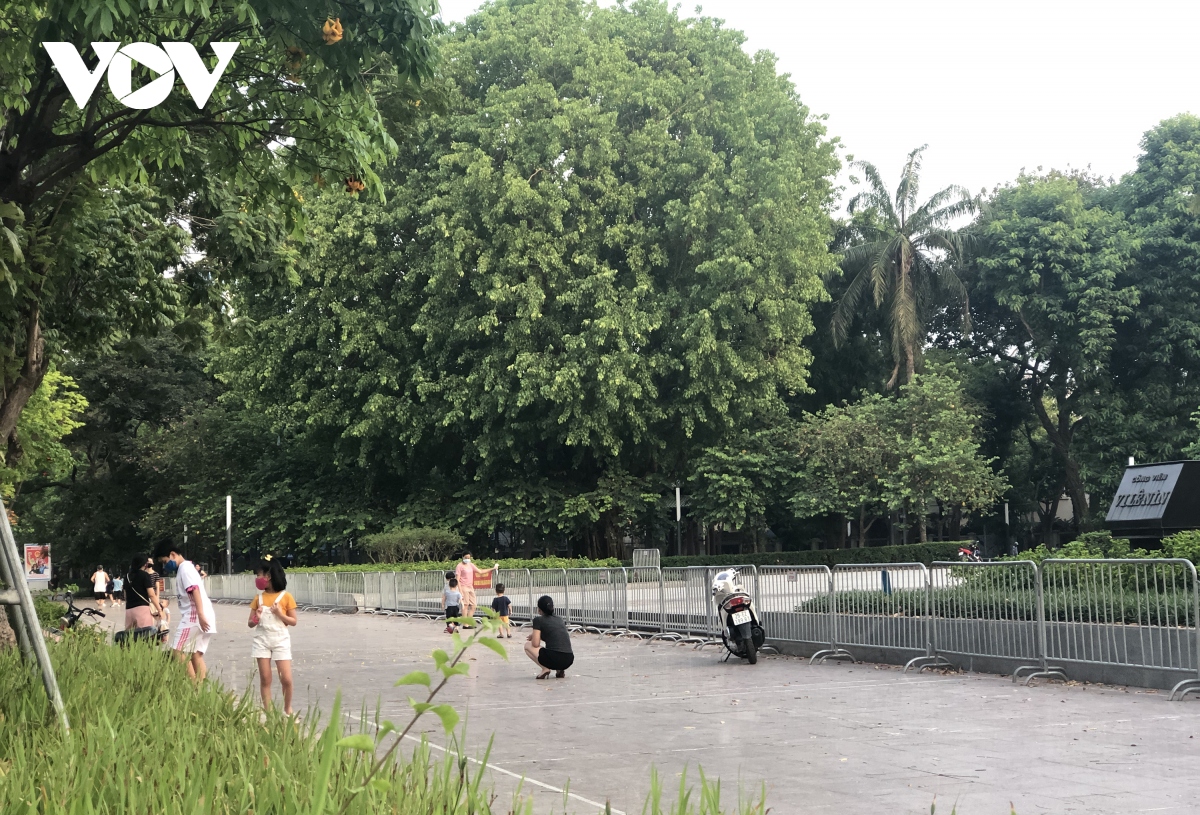 nguoi ha noi lai tap trung dong noi cong cong, khong deo khau trang, lo la chong dich hinh anh 5