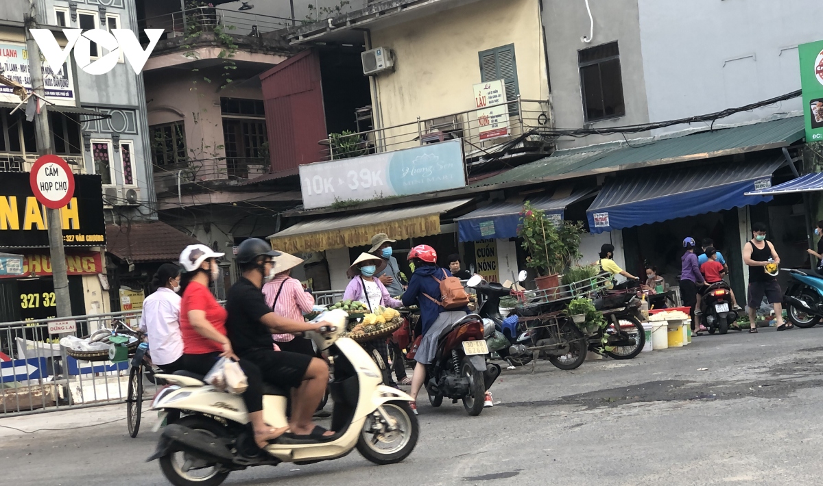 nguoi ha noi lai tap trung dong noi cong cong, khong deo khau trang, lo la chong dich hinh anh 8