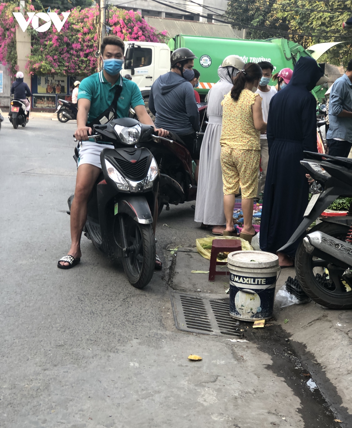 nguoi ha noi lai tap trung dong noi cong cong, khong deo khau trang, lo la chong dich hinh anh 9