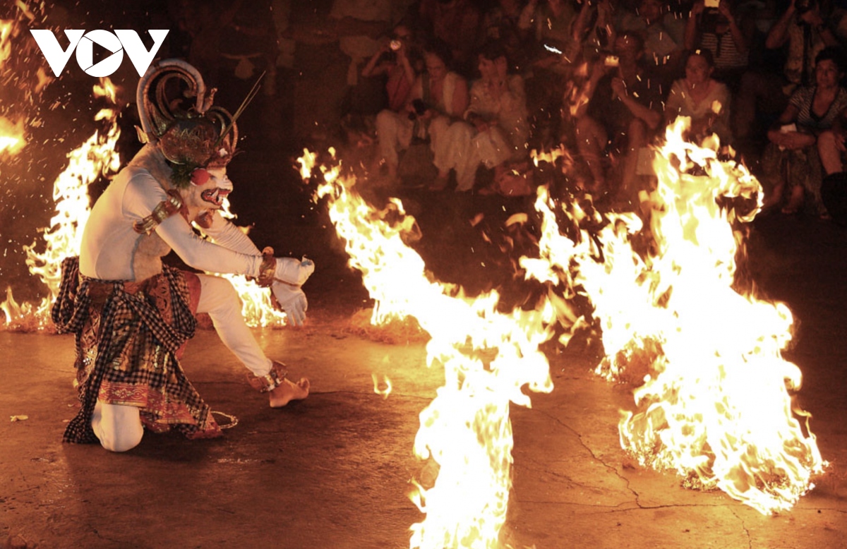 kecak - vu dieu lua doc dao duoi anh hoang hon dao bali hinh anh 4