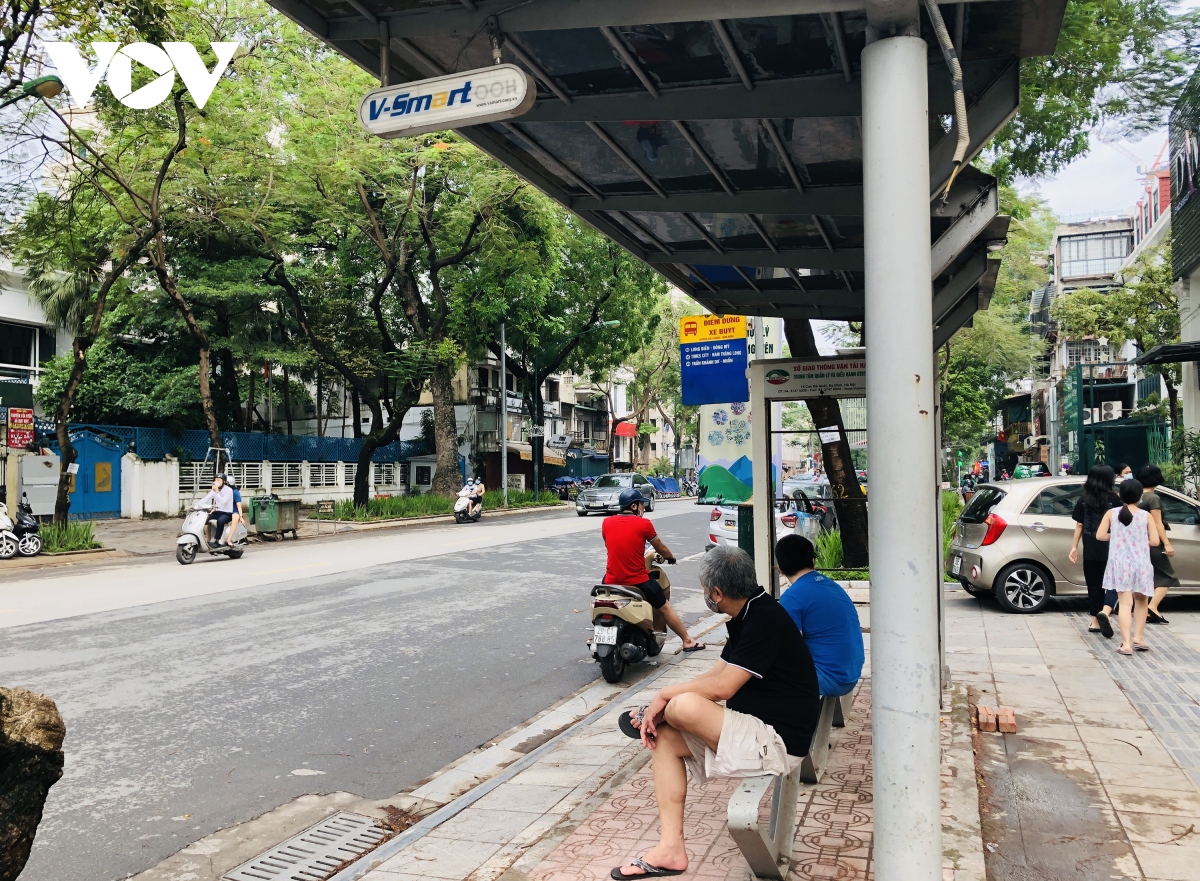 xe buyt ha noi diu hiu vi hanh khach lo ngai lay nhiem dich benh hinh anh 1