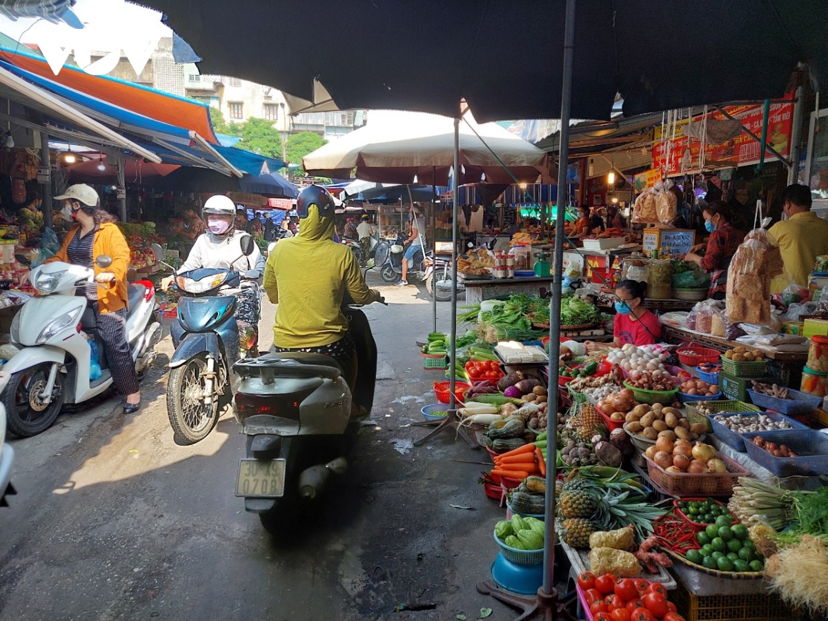 ha noi ngay dau siet chat chong dich covid-19 cho dan sinh dong duc, sieu thi thua nguoi hinh anh 11