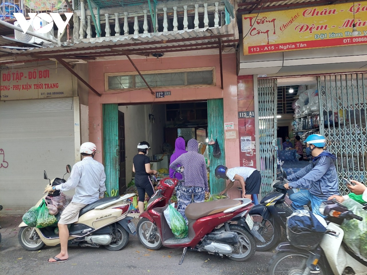 ha noi ngay dau siet chat chong dich covid-19 cho dan sinh dong duc, sieu thi thua nguoi hinh anh 14