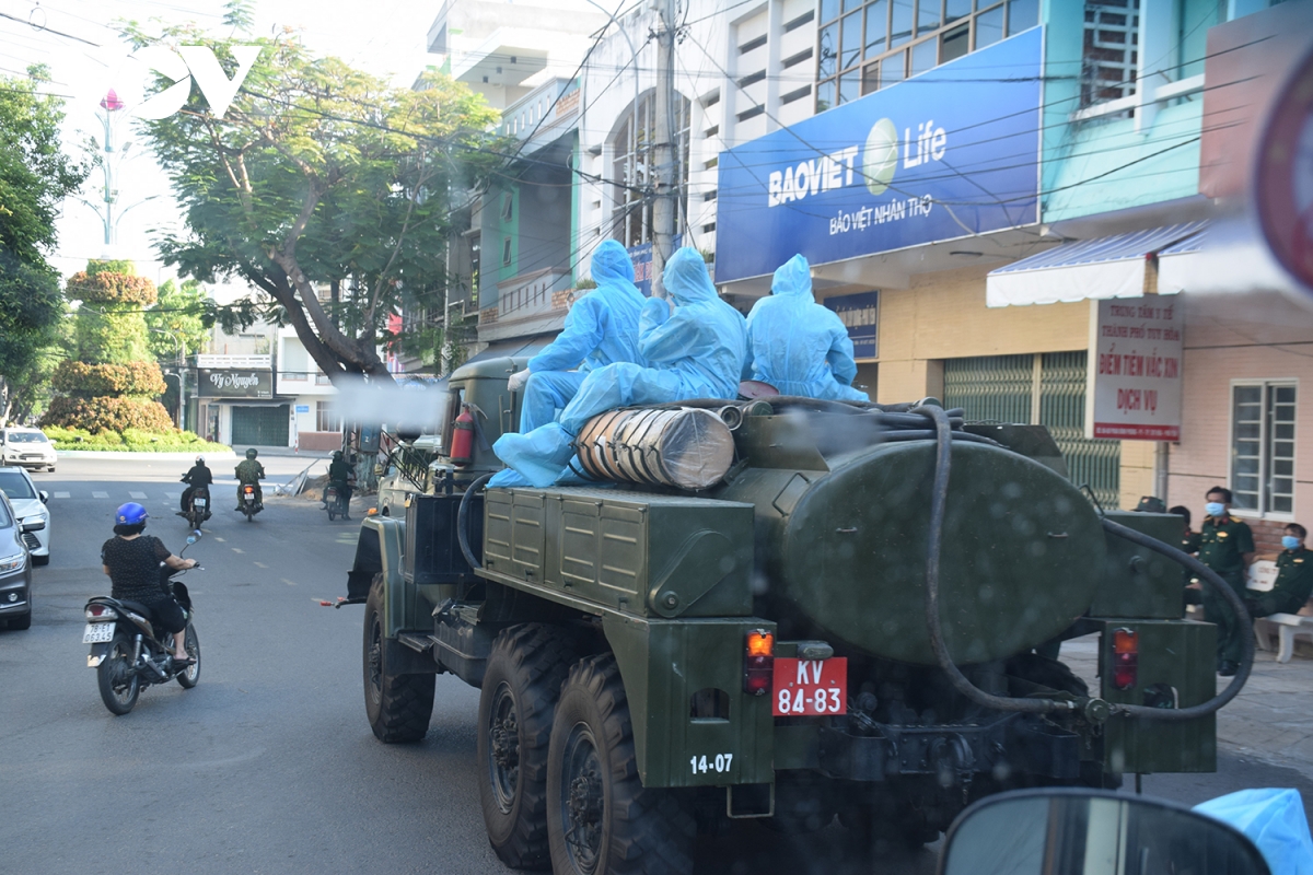 phu yen khan truong chong dich, ngay dem lay mau xet nghiem sars-cov-2 hinh anh 18