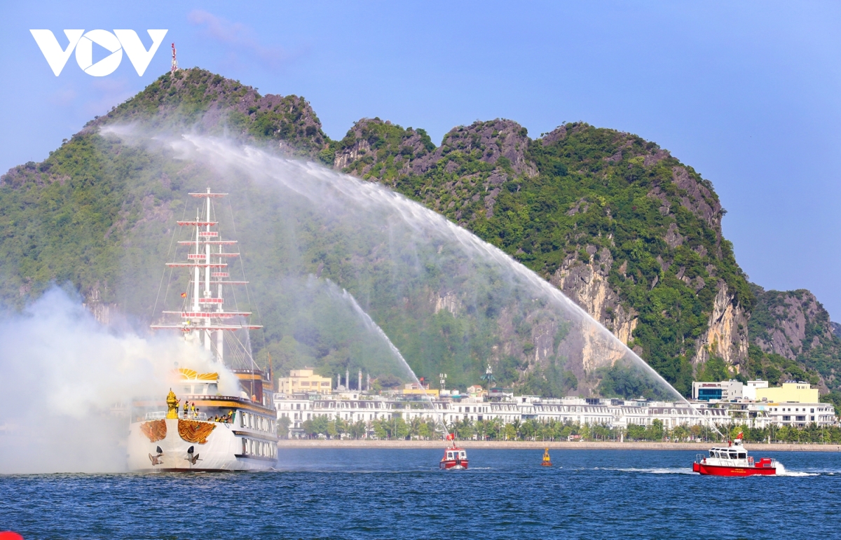 diễn tập quy mô lớn phương án chữa cháy tàu du lịch trên vịnh hạ long hình ảnh 5 dien tap quy mo lon phuong an chua chay tau du lich tren vinh ha long hinh anh 5