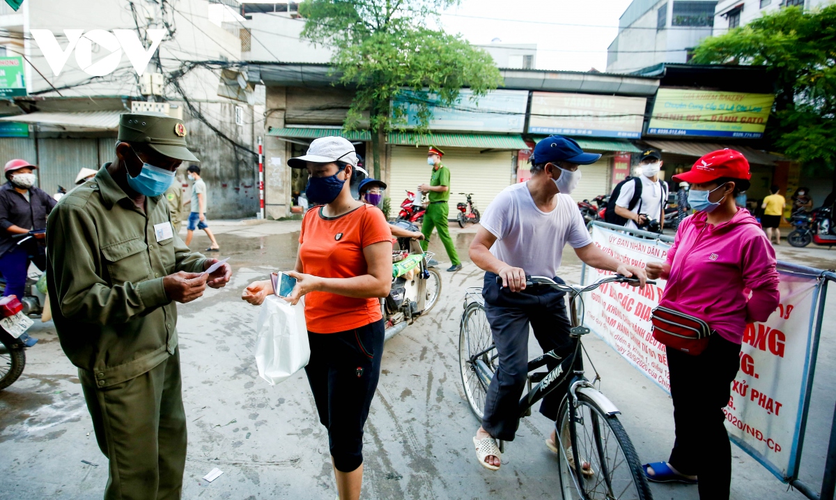 ha noi phat phieu cho nguoi dan luan phien di cho va ra dong hinh anh 2