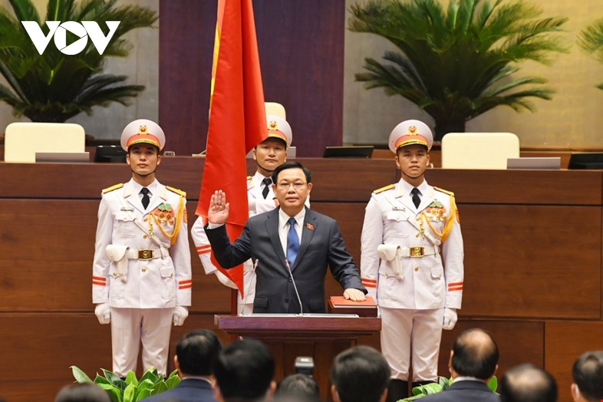 vuong dinh hue sworn in as na chairman for second time picture 1