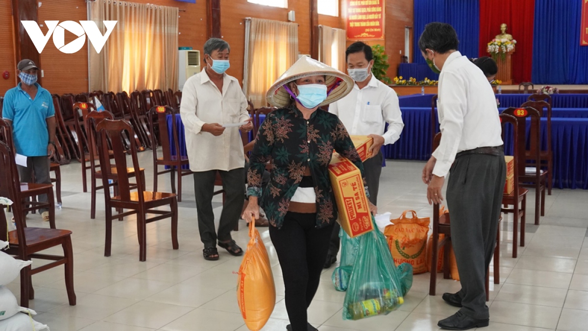 lao dong tu do o binh duong mung roi nuoc mat khi nhan tien ho tro hinh anh 2