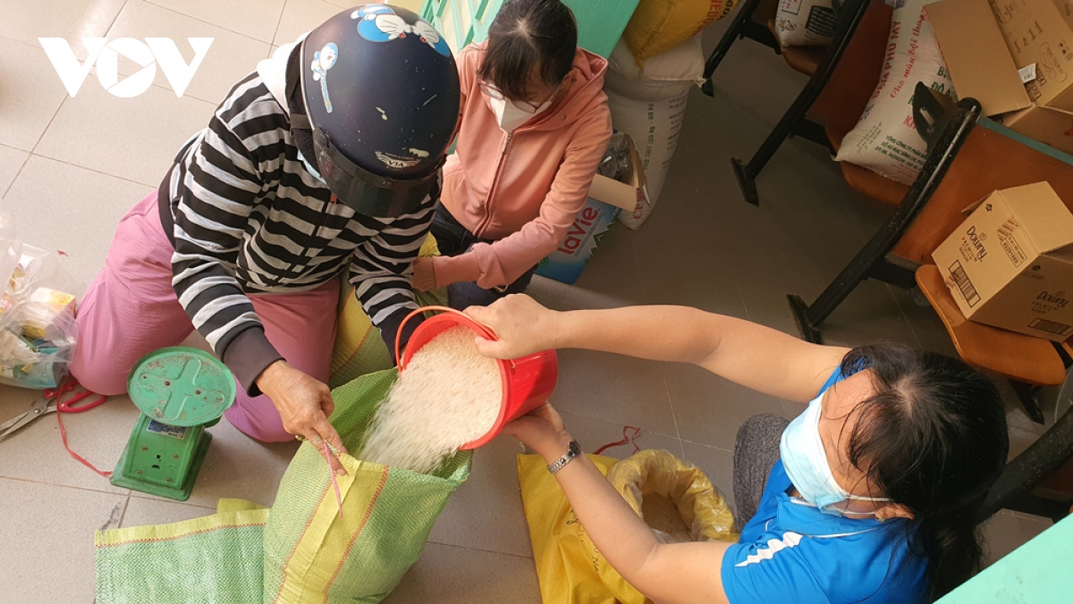 lao dong tu do o binh duong mung roi nuoc mat khi nhan tien ho tro hinh anh 3