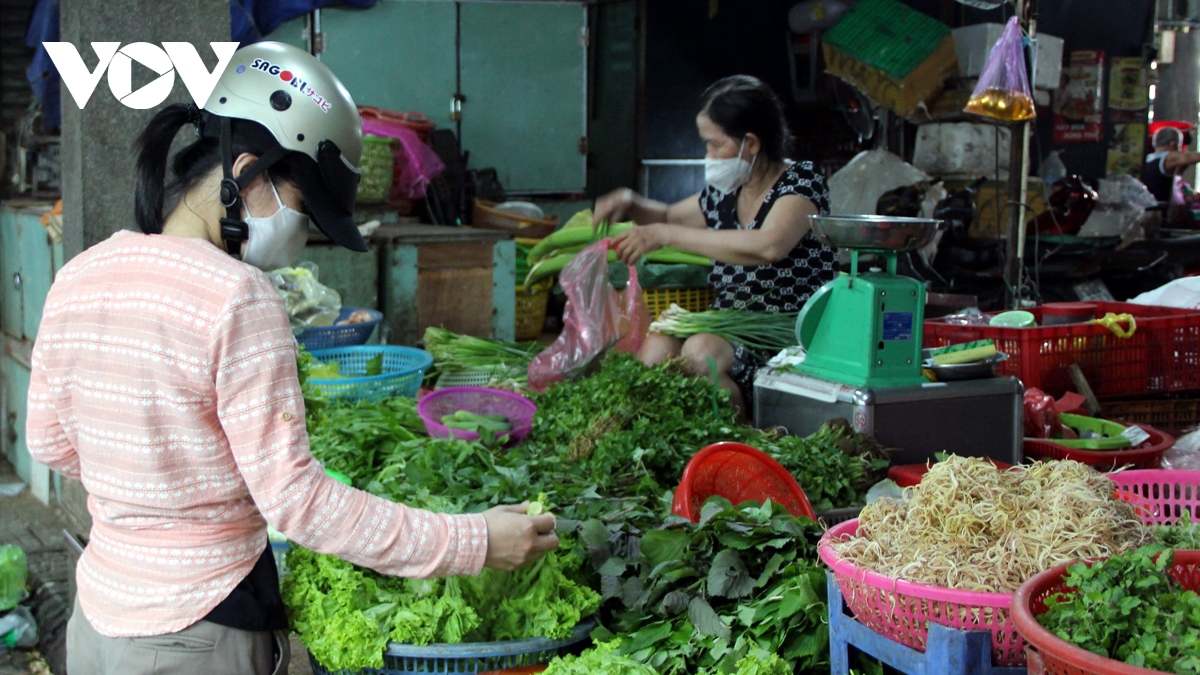 Dong cua 3 cho dau moi, tp.hcm thieu hang hoa cuc bo vai noi hinh anh 1