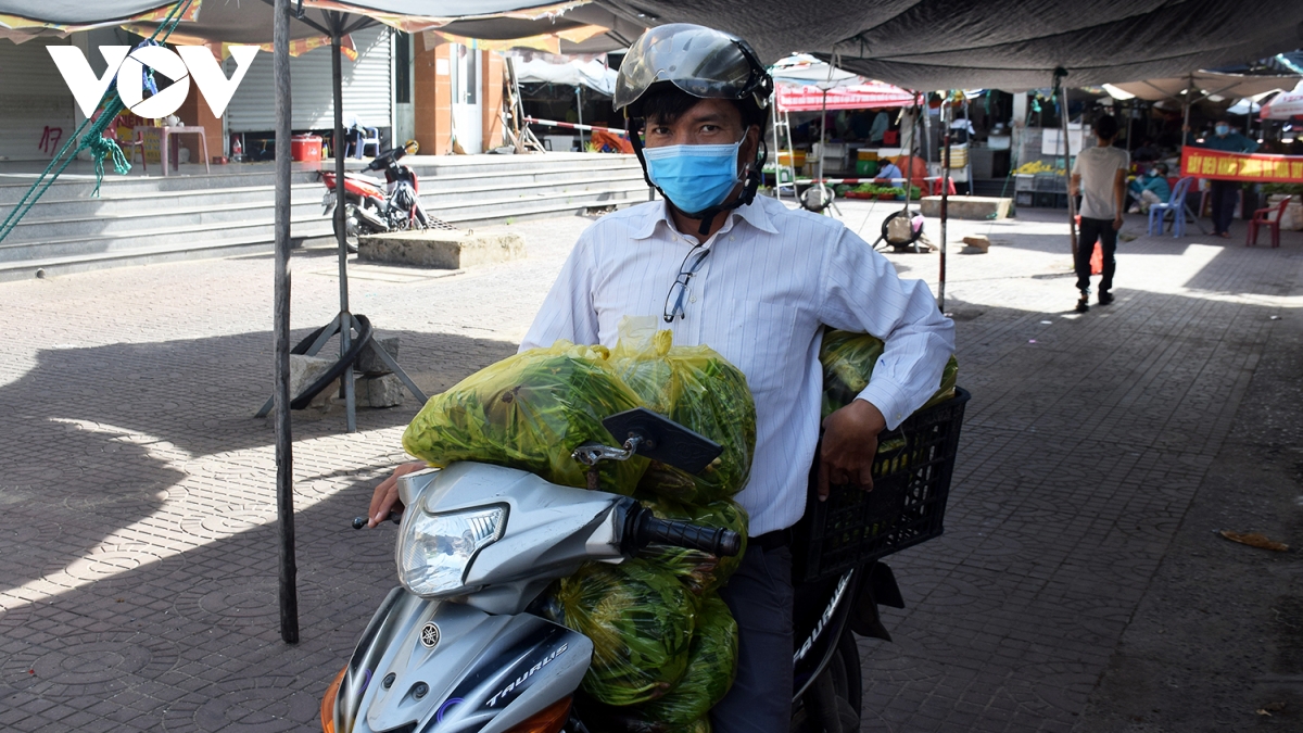 Người dân Tuy Hoà đi chợ bằng phiếu