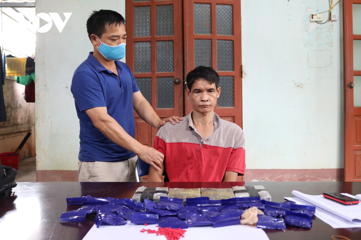 cong an Dien bien bat 1 doi tuong, thu 4 banh heroin, 6.000 vien ma tuy tong hop hinh anh 1