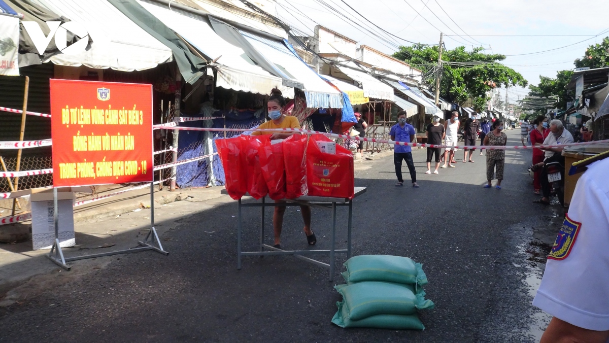 vung canh sat bien 3 gui tang hang tram phan qua cho nguoi dan trong khu phong toa hinh anh 2