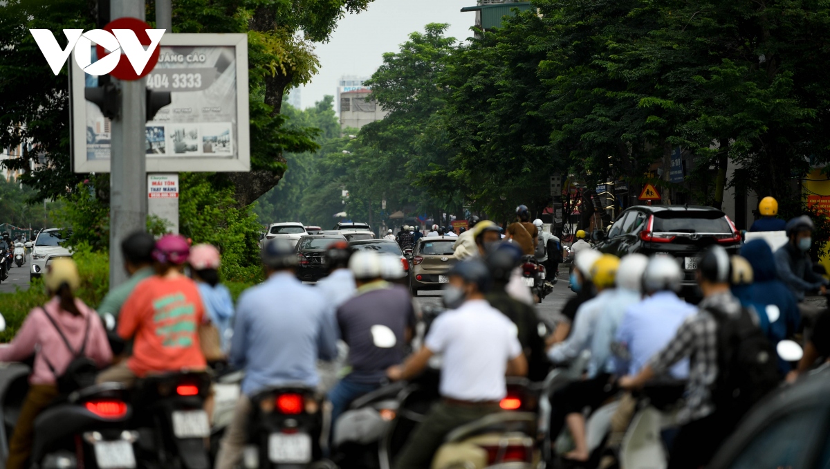 nguoi ha noi van ra duong dong trong ngay dau di lam khi thuc hien gian cach xa hoi hinh anh 11