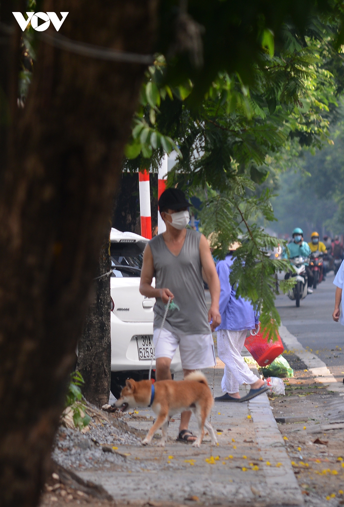 pho phuong ha noi ngay dau gian cach noi tinh lang, cho dong duc hinh anh 12