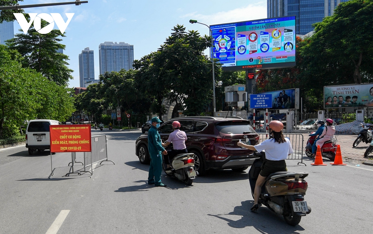 ha noi lap chot tren nhieu tuyen duong kiem soat nguoi ra duong khong ly do hinh anh 8