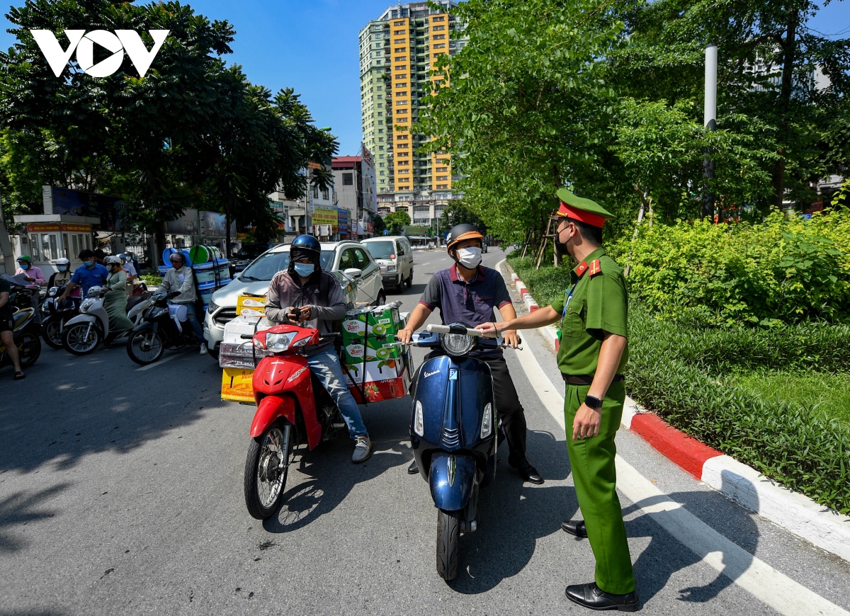 ha noi lap chot tren nhieu tuyen duong kiem soat nguoi ra duong khong ly do hinh anh 5