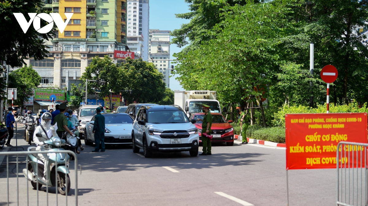 ha noi lap chot tren nhieu tuyen duong kiem soat nguoi ra duong khong ly do hinh anh 2